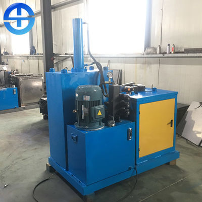 Corte hidráulico que tira del estator del motor eléctrico que recicla la máquina